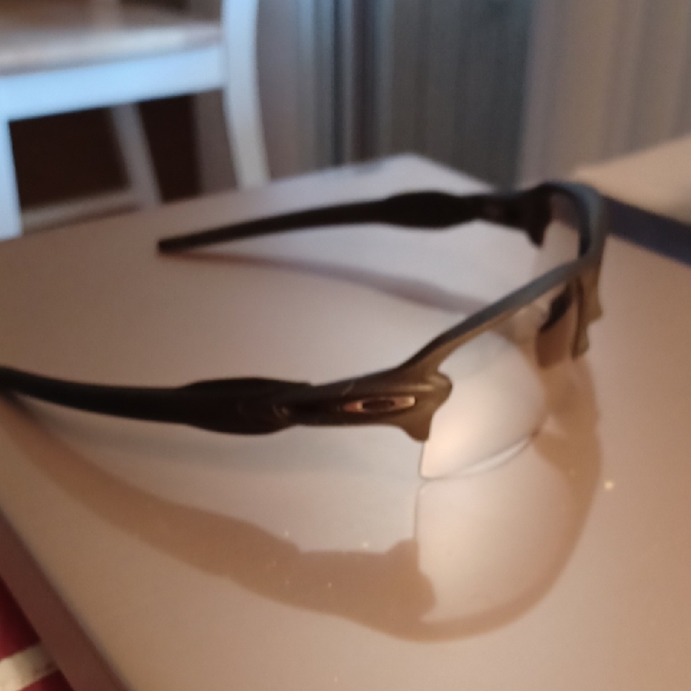 Oakley Flak 2.0 Photochromic Lens Sunglasses w Case NEW - Picture 4 of 6